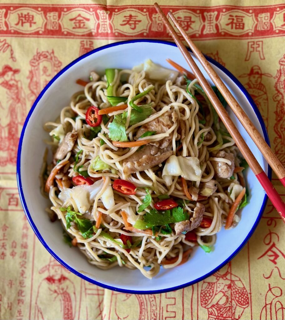 CHOW MEIN NOODLES IN BOWL