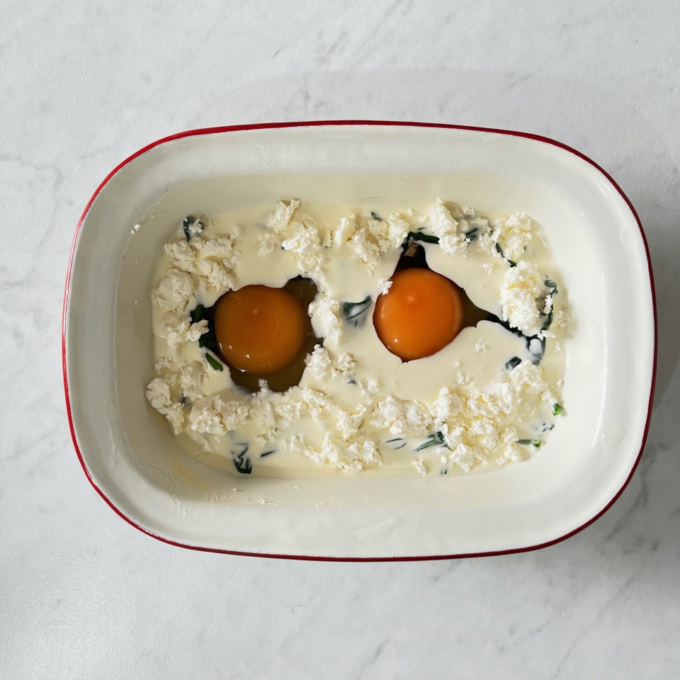 Ramekin filled with 2 eggs, cream, feta and spinach