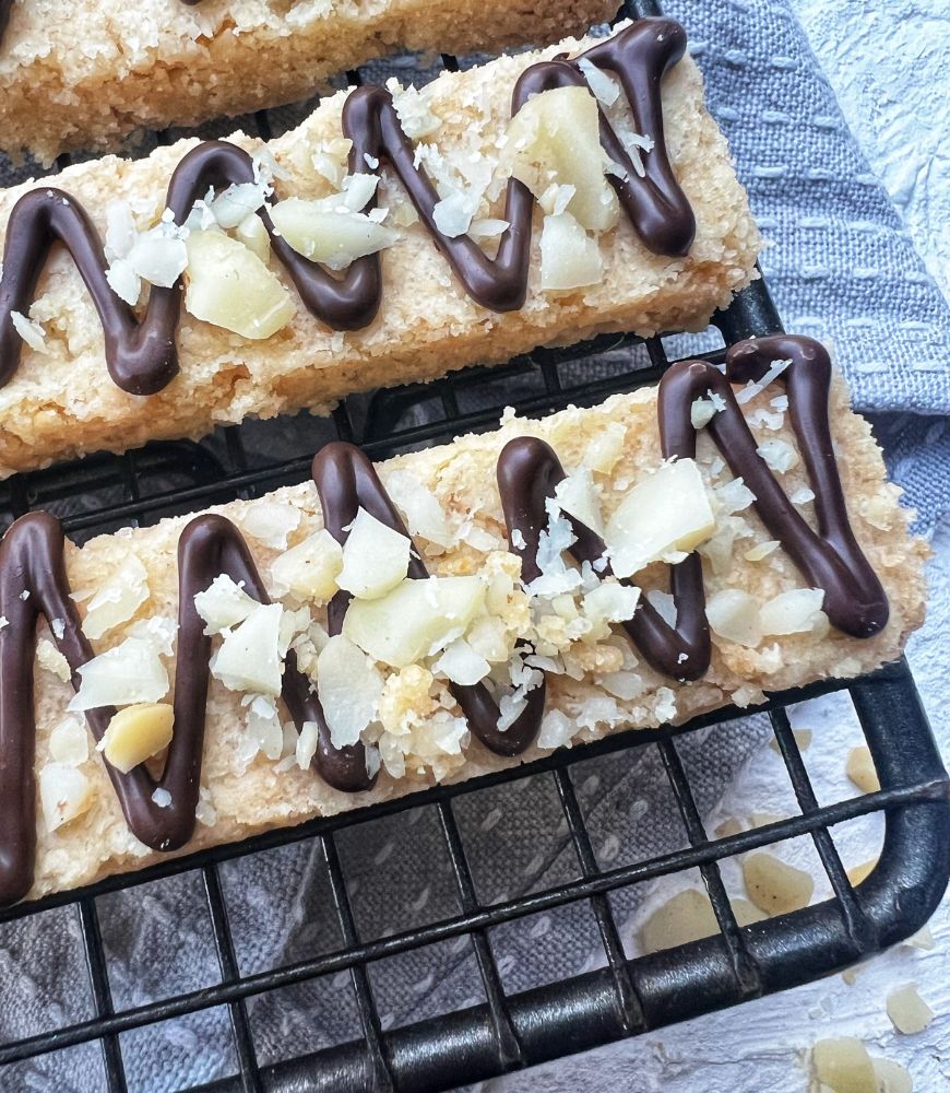 CLOSE UP IMAGE OF  SHORTBREAD FINGERS