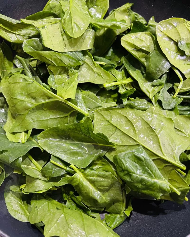 cooking spinach leaves