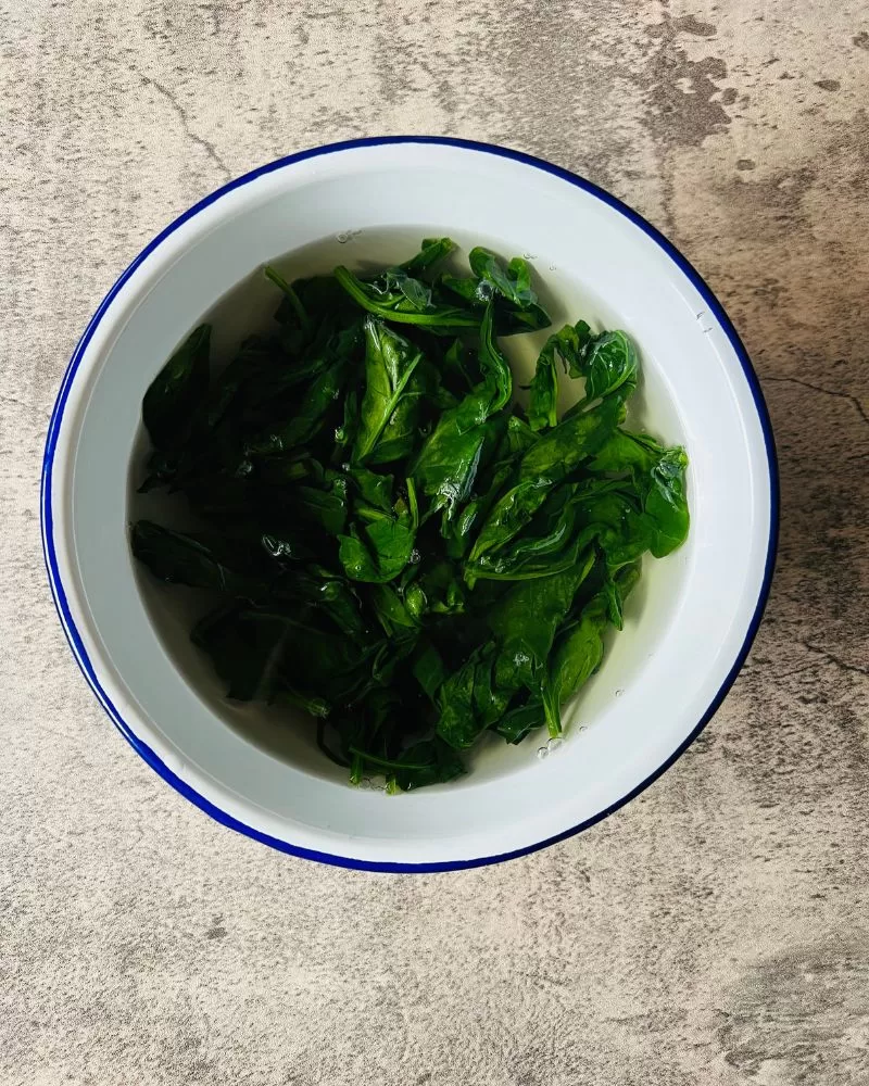 cooling spinach in water